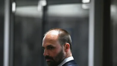 Eduardo Bolsonaro, em transmissão ao vivo de manifestação em BH, afirmou que mobilização pode levar sanções contra Alexandre de Moraes na União Europeia. Ele criticou veementemente o ministro e pediu votação imediata da PEC da Anistia.