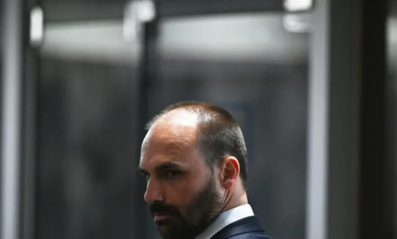 Eduardo Bolsonaro ameaça sanções contra Alexandre de Moraes na União Europeia 1 Eduardo Bolsonaro, em transmissão ao vivo de manifestação em BH, afirmou que mobilização pode levar sanções contra Alexandre de Moraes na União Europeia. Ele criticou veementemente o ministro e pediu votação imediata da PEC da Anistia.