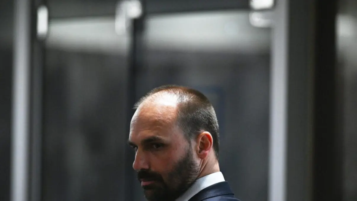Eduardo Bolsonaro, em transmissão ao vivo de manifestação em BH, afirmou que mobilização pode levar sanções contra Alexandre de Moraes na União Europeia. Ele criticou veementemente o ministro e pediu votação imediata da PEC da Anistia.