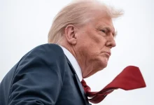 Donald Trump defende regras eleitorais rígidas nos EUA, incluindo identificação obrigatória para votar e restrição do voto por correspondência. A proposta busca garantir a integridade das eleições, mas gera debate sobre acesso e potencial impacto em grupos minoritários.