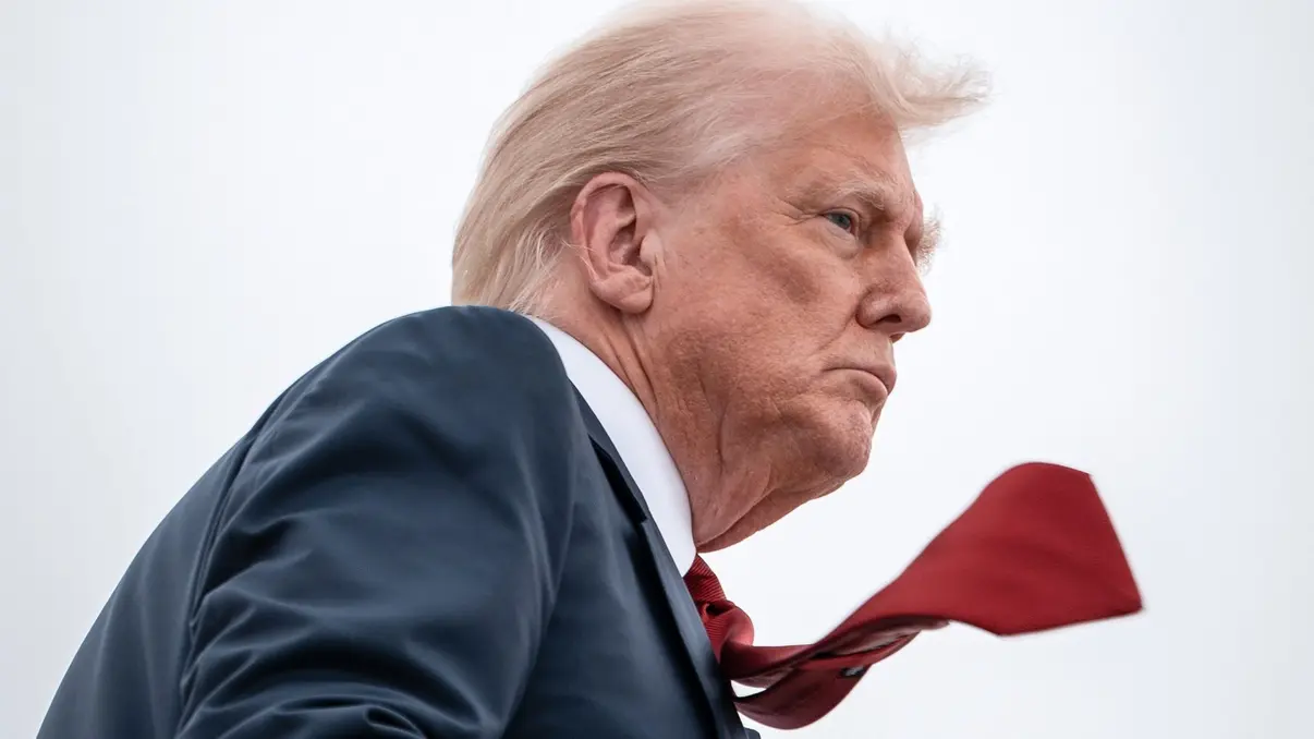 Donald Trump defende regras eleitorais rígidas nos EUA, incluindo identificação obrigatória para votar e restrição do voto por correspondência. A proposta busca garantir a integridade das eleições, mas gera debate sobre acesso e potencial impacto em grupos minoritários.