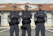 Pai e filhos, Marcelo e Bruno Menezes, celebram o Dia dos Pais como policiais militares no estado de São Paulo, honrando a tradição familiar e o legado de serviço à sociedade.