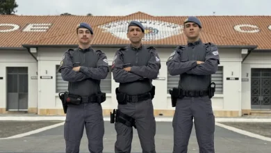 Pai e filhos, Marcelo e Bruno Menezes, celebram o Dia dos Pais como policiais militares no estado de São Paulo, honrando a tradição familiar e o legado de serviço à sociedade.