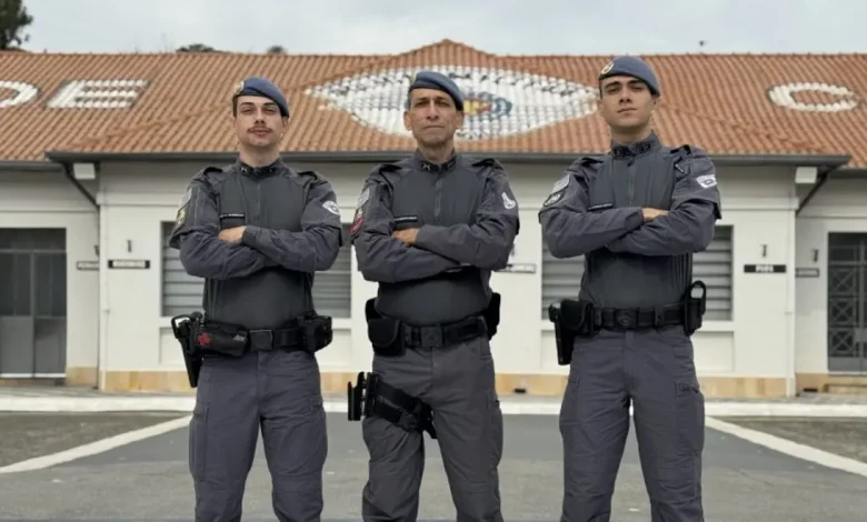 Polícia Militar: Legado Familiar no Dia dos Pais 1 Pai e filhos, Marcelo e Bruno Menezes, celebram o Dia dos Pais como policiais militares no estado de São Paulo, honrando a tradição familiar e o legado de serviço à sociedade.