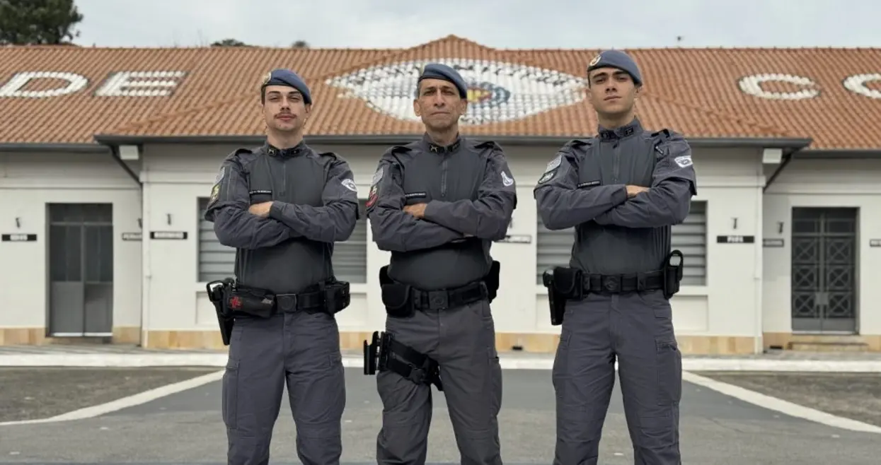 Pai e filhos, Marcelo e Bruno Menezes, celebram o Dia dos Pais como policiais militares no estado de São Paulo, honrando a tradição familiar e o legado de serviço à sociedade.