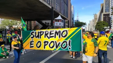 Governadores da oposição ausentes de atos contra Moraes e Lula. Aliados de Bolsonaro criticam a falta de apoio e apontam medo do STF. Michelle Bolsonaro participa de manifestação em Belém, defendendo a liberdade e criticando o governo.