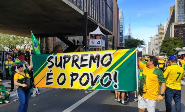 Governadores da oposição ausentes de atos contra Moraes e Lula. Aliados de Bolsonaro criticam a falta de apoio e apontam medo do STF. Michelle Bolsonaro participa de manifestação em Belém, defendendo a liberdade e criticando o governo.