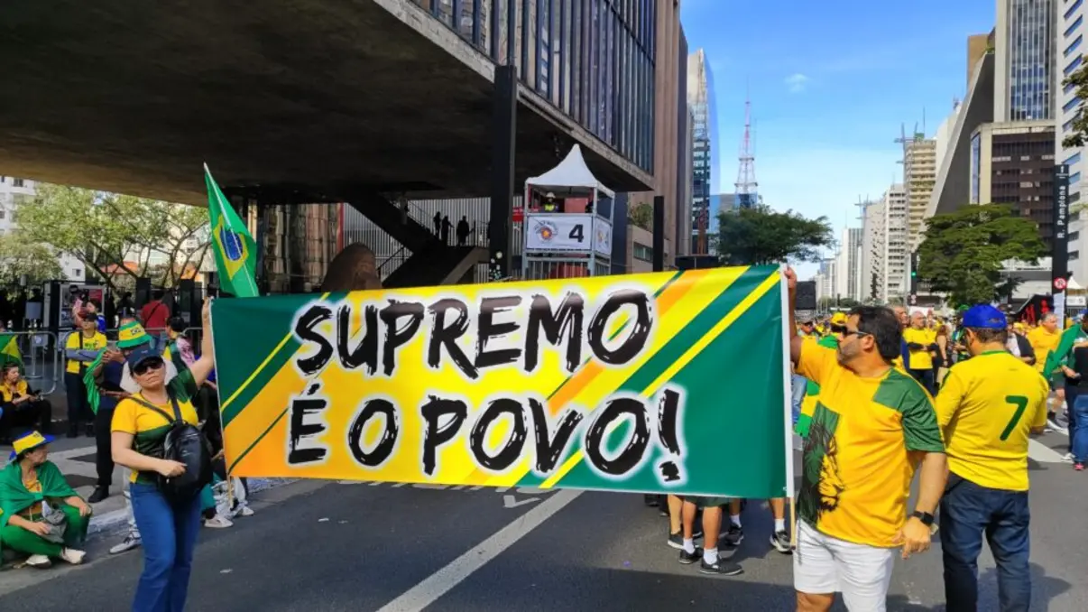 Governadores da oposição ausentes de atos contra Moraes e Lula. Aliados de Bolsonaro criticam a falta de apoio e apontam medo do STF. Michelle Bolsonaro participa de manifestação em Belém, defendendo a liberdade e criticando o governo.