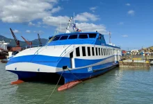 Nova lancha moderna com capacidade para 370 pessoas começa a transportar pedestres e ciclistas entre São Sebastião e Ilhabela a partir de sexta-feira. Investimento de R$ 4,7 milhões aumenta segurança e conforto na travessia.