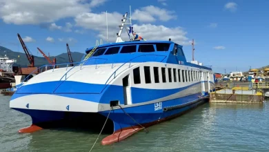Nova lancha moderna com capacidade para 370 pessoas começa a transportar pedestres e ciclistas entre São Sebastião e Ilhabela a partir de sexta-feira. Investimento de R$ 4,7 milhões aumenta segurança e conforto na travessia.