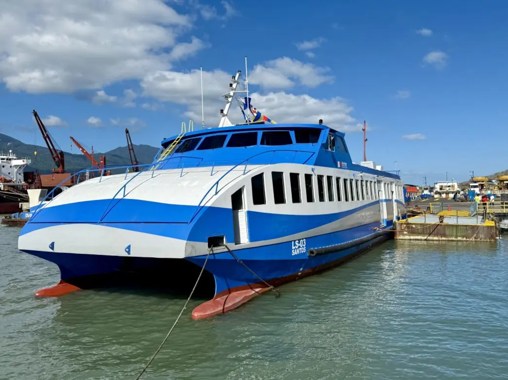 Nova lancha moderna com capacidade para 370 pessoas começa a transportar pedestres e ciclistas entre São Sebastião e Ilhabela a partir de sexta-feira. Investimento de R$ 4,7 milhões aumenta segurança e conforto na travessia.