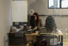 28 municipios no Vale do Paraíba oferecem auxílio-aluguel para mulheres vítimas de violência, garantindo segurança e autonomia. O programa do Governo de São Paulo ajuda na busca por um novo lar e já beneficiou 198 mulheres na região.