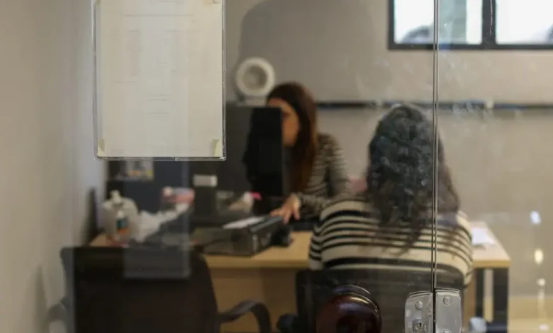 28 municipios no Vale do Paraíba oferecem auxílio-aluguel para mulheres vítimas de violência, garantindo segurança e autonomia. O programa do Governo de São Paulo ajuda na busca por um novo lar e já beneficiou 198 mulheres na região.