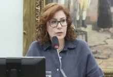 Deputada Carla Zambelli tem prisão preventiva mantida na Itália. A defesa busca evitar extradição para o Brasil, alegando "grave anomalia" no processo e solicitando asilo político. A decisão final cabe ao governo italiano.