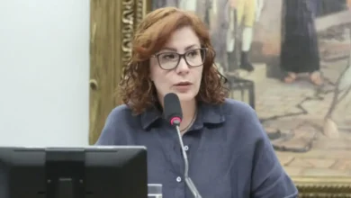Deputada Carla Zambelli tem prisão preventiva mantida na Itália. A defesa busca evitar extradição para o Brasil, alegando "grave anomalia" no processo e solicitando asilo político. A decisão final cabe ao governo italiano.