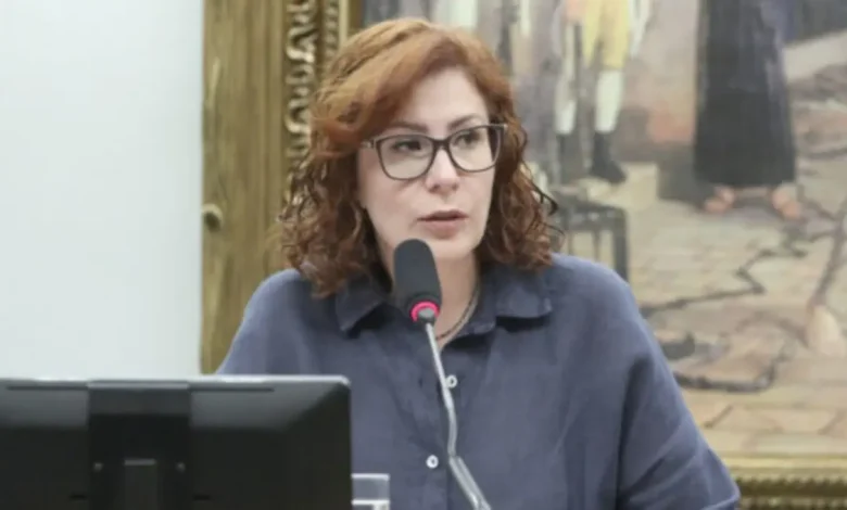 Prisão de Carla Zambelli na Itália: Defesa busca evitar extradição e asilo político 1 Deputada Carla Zambelli tem prisão preventiva mantida na Itália. A defesa busca evitar extradição para o Brasil, alegando "grave anomalia" no processo e solicitando asilo político. A decisão final cabe ao governo italiano.