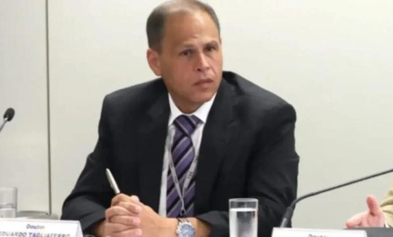 Ex-assessor de Moraes acusa ministro de perseguição política no TSE 1 Ex-assessor de Alexandre de Moraes no TSE acusa ministro de perseguição política durante as eleições 2022. Tagliaferro denuncia censura à direita e afirma estar disposto a "durar" para derrubar o ministro.