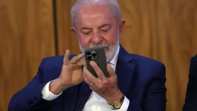 Governo convoca base para estratégia na CPMI do INSS após derrota na eleição do comando da comissão. Reunião visa uniformizar postura dos aliados e proteger Lula em investigações sobre fraudes no INSS.