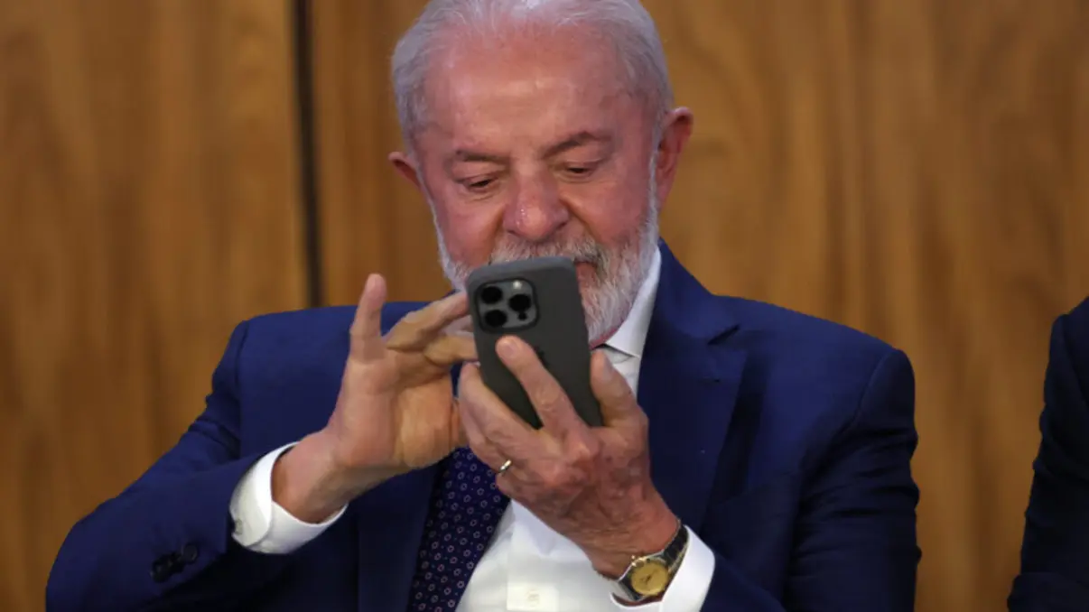 Governo convoca base para estratégia na CPMI do INSS após derrota na eleição do comando da comissão. Reunião visa uniformizar postura dos aliados e proteger Lula em investigações sobre fraudes no INSS.