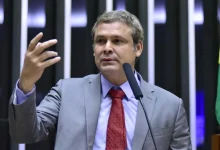 Deputado federal Lindbergh Farias propõe criminalizar a articulação de sanções internacionais contra o Brasil. A emenda prevê penas de até 40 anos de prisão para quem tentar impor restrições ao país. A proposta gera debates acalorados no Congresso sobre soberania nacional e liberdade de expressão.