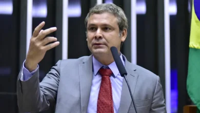 Deputado federal Lindbergh Farias propõe criminalizar a articulação de sanções internacionais contra o Brasil. A emenda prevê penas de até 40 anos de prisão para quem tentar impor restrições ao país. A proposta gera debates acalorados no Congresso sobre soberania nacional e liberdade de expressão.