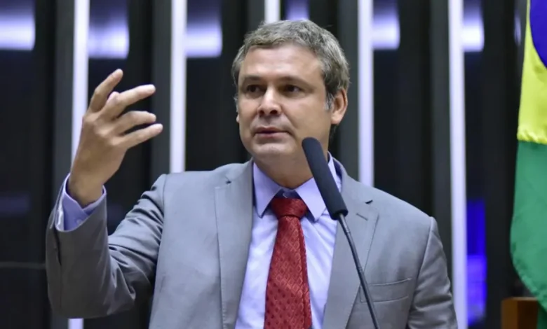 Criminalização da Articulação de Sanções Internacionais Contra o Brasil 1 Deputado federal Lindbergh Farias propõe criminalizar a articulação de sanções internacionais contra o Brasil. A emenda prevê penas de até 40 anos de prisão para quem tentar impor restrições ao país. A proposta gera debates acalorados no Congresso sobre soberania nacional e liberdade de expressão.