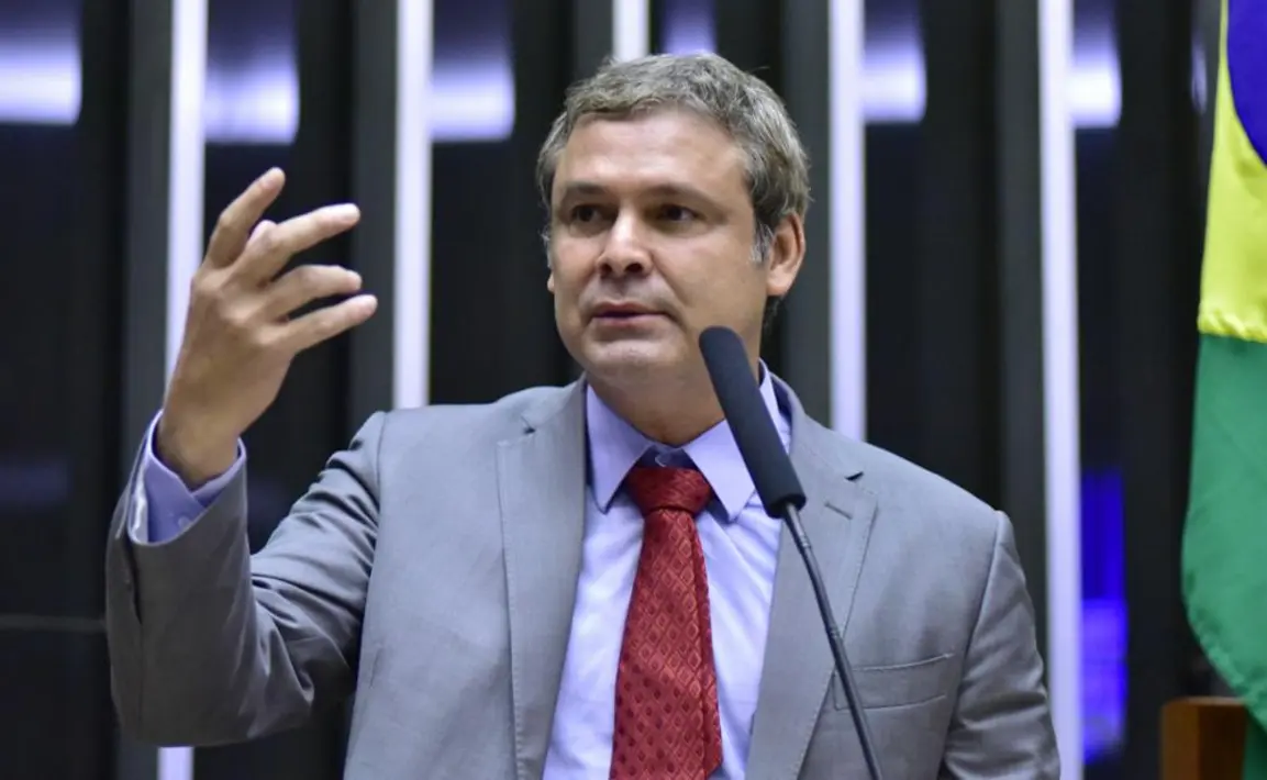 Deputado federal Lindbergh Farias propõe criminalizar a articulação de sanções internacionais contra o Brasil. A emenda prevê penas de até 40 anos de prisão para quem tentar impor restrições ao país. A proposta gera debates acalorados no Congresso sobre soberania nacional e liberdade de expressão.