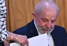 Pesquisa Datafolha revela estabilidade na aprovação de Lula, com 29% de aprovação e 40% de reprovação. A estratégia do governo para lidar com a crise diplomática com os EUA não teve impacto significativo na popularidade do presidente.