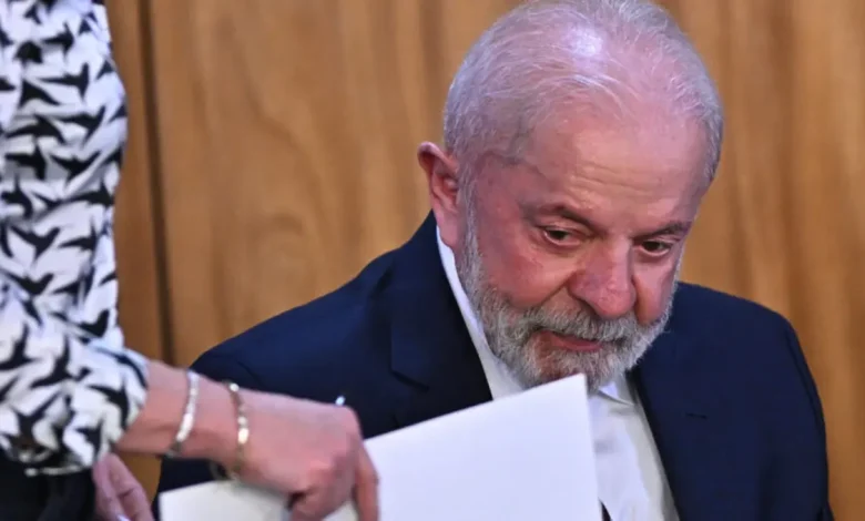 Pesquisa Datafolha revela estabilidade na aprovação de Lula, com 29% de aprovação e 40% de reprovação. A estratégia do governo para lidar com a crise diplomática com os EUA não teve impacto significativo na popularidade do presidente.