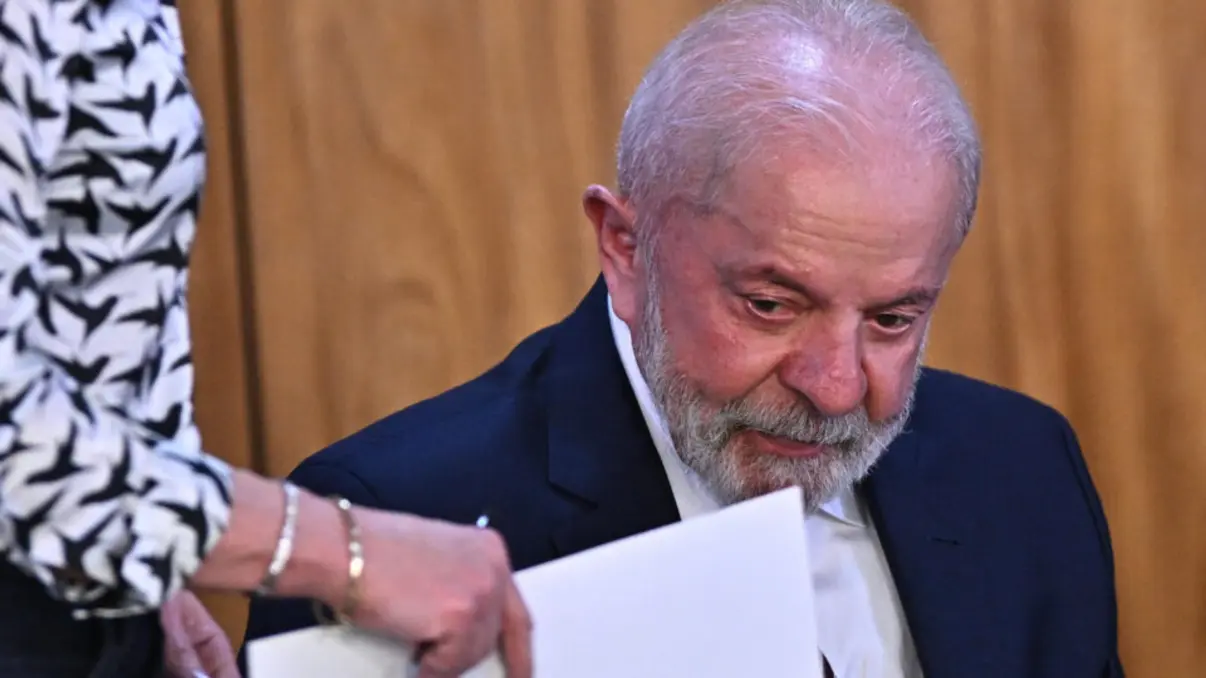 Pesquisa Datafolha revela estabilidade na aprovação de Lula, com 29% de aprovação e 40% de reprovação. A estratégia do governo para lidar com a crise diplomática com os EUA não teve impacto significativo na popularidade do presidente.