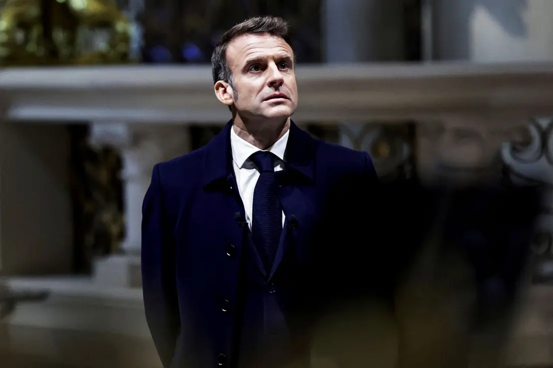 Emmanuel Macron alerta para o "desastre prestes a acontecer" no plano israelense para Gaza, condenando a expansão militar e apelando por uma solução diplomática para evitar consequências devastadoras para a população civil.