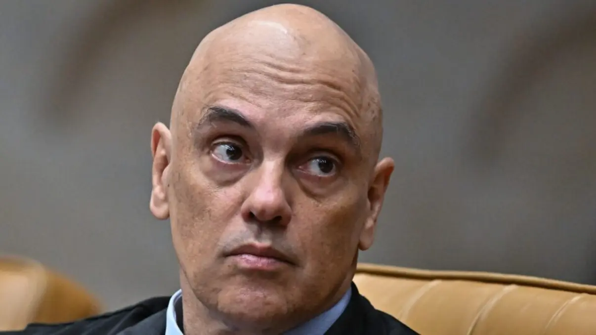O cancelamento do cartão do ministro Alexandre de Moraes pelo Banco do Brasil devido à Lei Magnitsky causa debate sobre os limites da legislação no Brasil. Bancos buscam soluções em meio à falta de clareza sobre a aplicação da lei, gerando incertezas no mercado financeiro. A busca por jurisprudência internacional e posicionamentos claros do governo brasileiro são essenciais para evitar paralisia e garantir a atuação segura dos bancos.