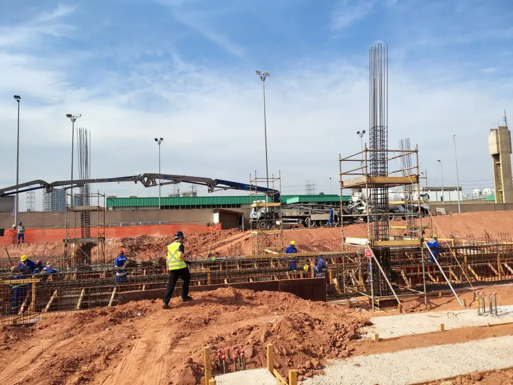 Obras de expansão do Pátio Tamanduateí avançam rapidamente para receber 22 novas composições ferroviárias da China. A ampliação da Linha 2-Verde promete ampliar a capacidade e o conforto do transporte público em São Paulo.