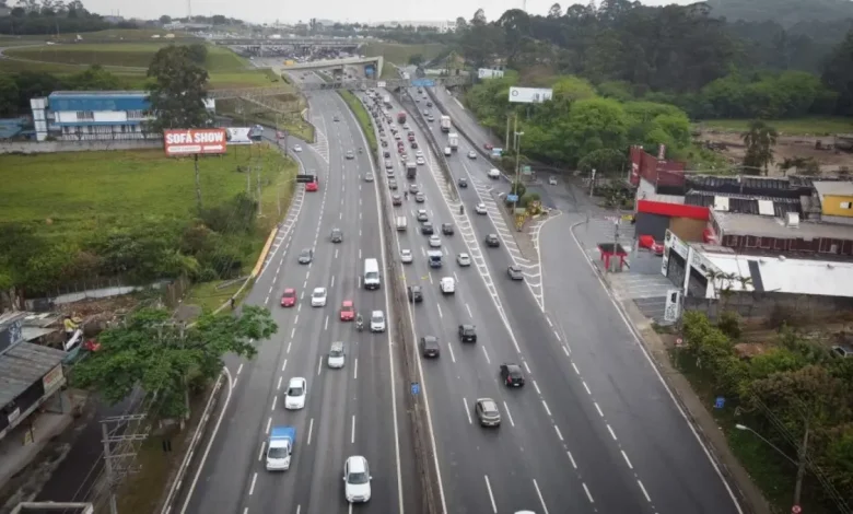 Governo de São Paulo Aprimora o Eixo Raposo Tavares 1 Governo de São Paulo investe em melhorias no Eixo Raposo Tavares com foco em segurança e qualidade. Obras incluem recuperação asfáltica, sinalização reforçada e modernização da drenagem para garantir uma via mais segura e eficiente.