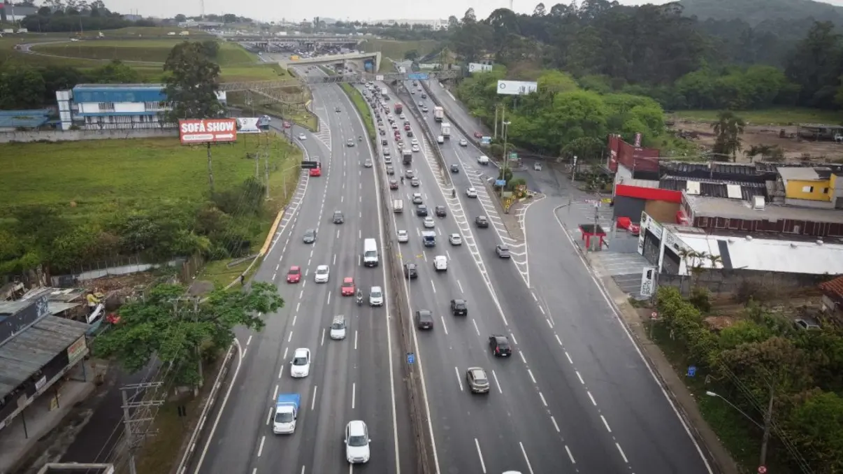 Governo de São Paulo investe em melhorias no Eixo Raposo Tavares com foco em segurança e qualidade. Obras incluem recuperação asfáltica, sinalização reforçada e modernização da drenagem para garantir uma via mais segura e eficiente.