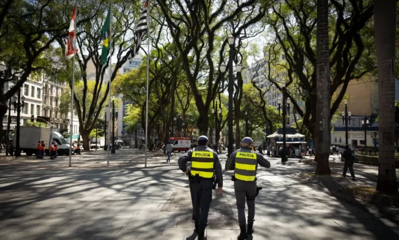 SP registra queda histórica de homicídios no primeiro semestre de 2023 1 60% das cidades paulistas registraram zero homicídios no primeiro semestre de 2023, mostrando redução histórica de 33% em uma década. São Paulo caminha para um estado mais seguro com o esforço conjunto de autoridades e sociedade.