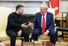 Trump e Zelensky se encontram na Casa Branca para discutir acordo de paz para a Ucrânia envolvendo a Rússia e garantias de segurança europeias. A reunião busca estabilizar a região após o conflito iniciado em 2014.