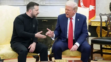 Trump e Zelensky se encontram na Casa Branca para discutir acordo de paz para a Ucrânia envolvendo a Rússia e garantias de segurança europeias. A reunião busca estabilizar a região após o conflito iniciado em 2014.