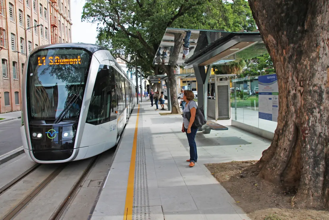 Estudo revela potencial para expansão de transporte público em 21 maiores regiões metropolitanas do Brasil, com aumento de 2,5 mil km de redes. Investimento crucial para mobilidade urbana, qualidade de vida e desenvolvimento sustentável.