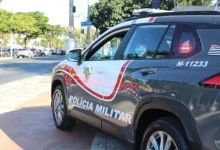 Polícia Militar de Jundiaí apreende arsenal com mais de 10 armas de fogo, munições e componentes para fabricação de armamento. Ação desmonta rede de tráfico de armas e limita atividades criminosas.