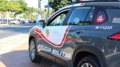Polícia Militar de Jundiaí apreende arsenal com mais de 10 armas de fogo, munições e componentes para fabricação de armamento. Ação desmonta rede de tráfico de armas e limita atividades criminosas.