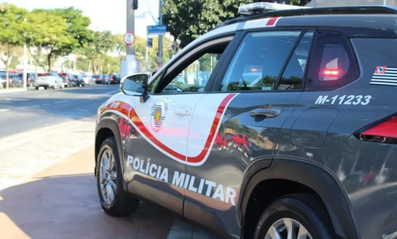 Policia Militar apreende arsenal com mais de 10 armas e componentes para fabricação de armamento em Jundiaí 1 Polícia Militar de Jundiaí apreende arsenal com mais de 10 armas de fogo, munições e componentes para fabricação de armamento. Ação desmonta rede de tráfico de armas e limita atividades criminosas.
