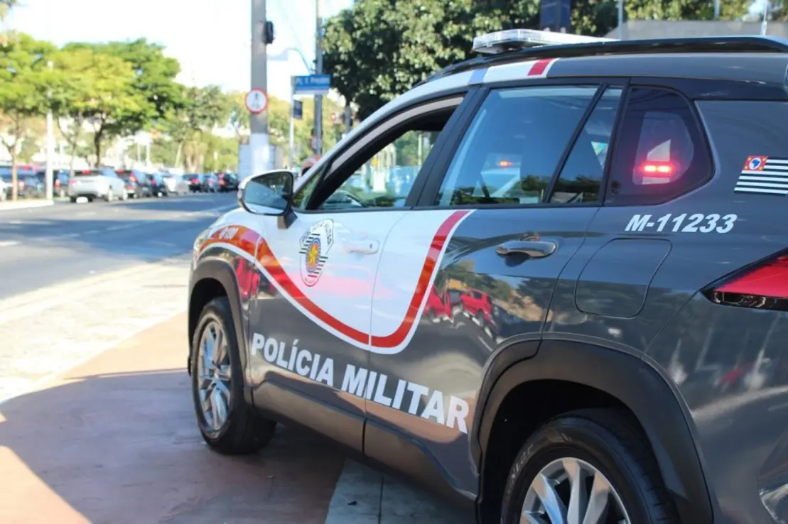 Polícia Militar de Jundiaí apreende arsenal com mais de 10 armas de fogo, munições e componentes para fabricação de armamento. Ação desmonta rede de tráfico de armas e limita atividades criminosas.