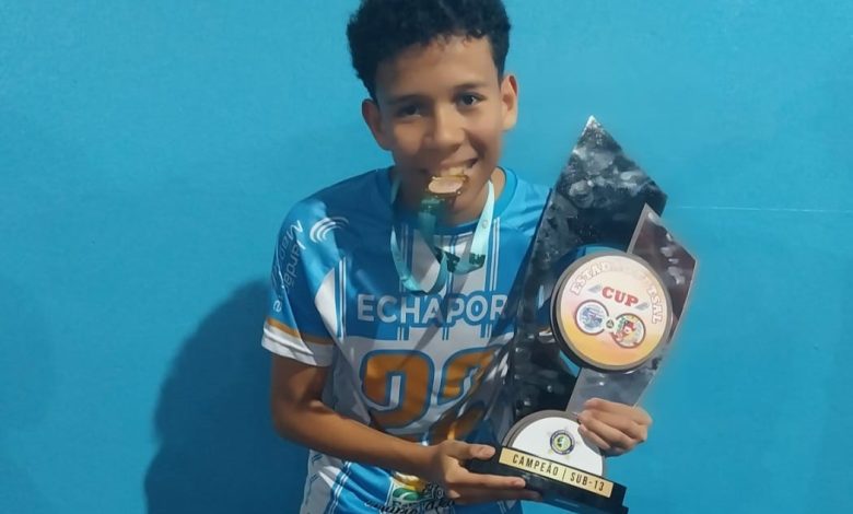 Aluno da Escola de Futsal Máximus, de Assis é convocado para Seleção Brasileira Sub 13 1 Vitor trofeu