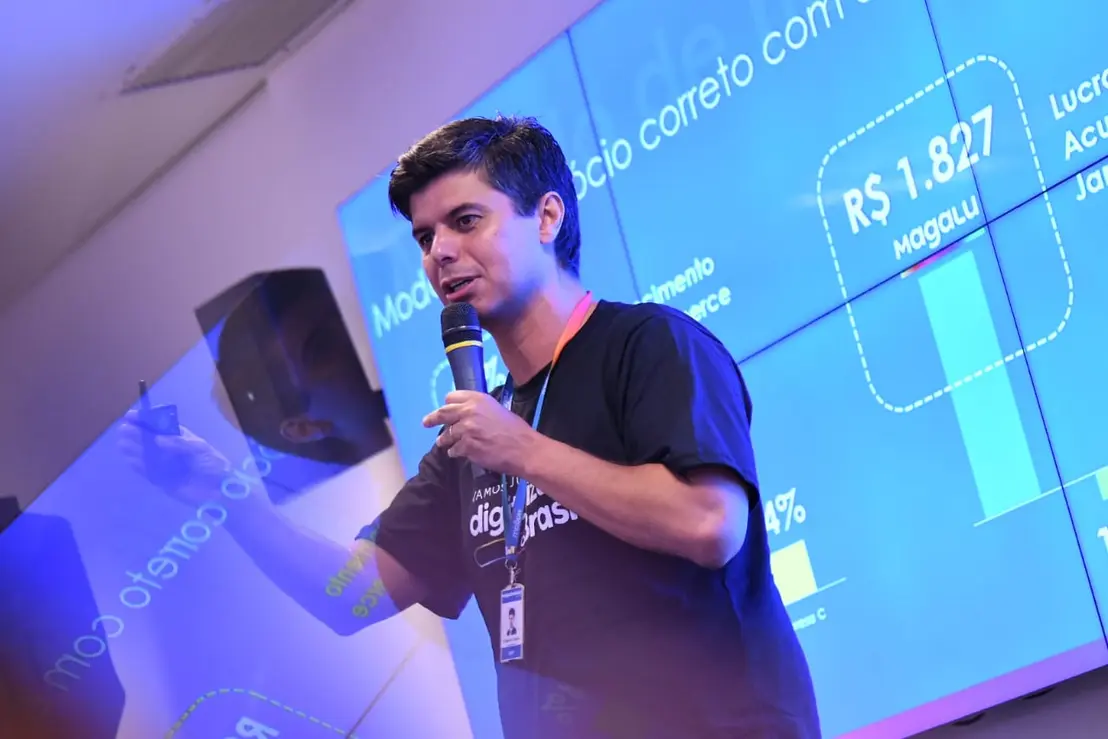 Magazine Luiza CEO Frederico Trajano destaca a importância de margens disciplinadas nos próximos 12 meses, considerando a alta Selic e o cenário econômico desafiador.