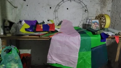 Polícia Ambiental fecha duas fábricas clandestinas de balões na zona leste de SP. 88 balões apreendidos e R$ 900 mil em multas aplicadas por descumprimento de normas ambientais e de segurança.