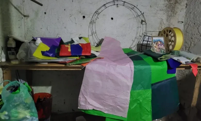 Polícia Ambiental fecha duas fábricas clandestinas de balões na zona leste de SP. 88 balões apreendidos e R$ 900 mil em multas aplicadas por descumprimento de normas ambientais e de segurança.
