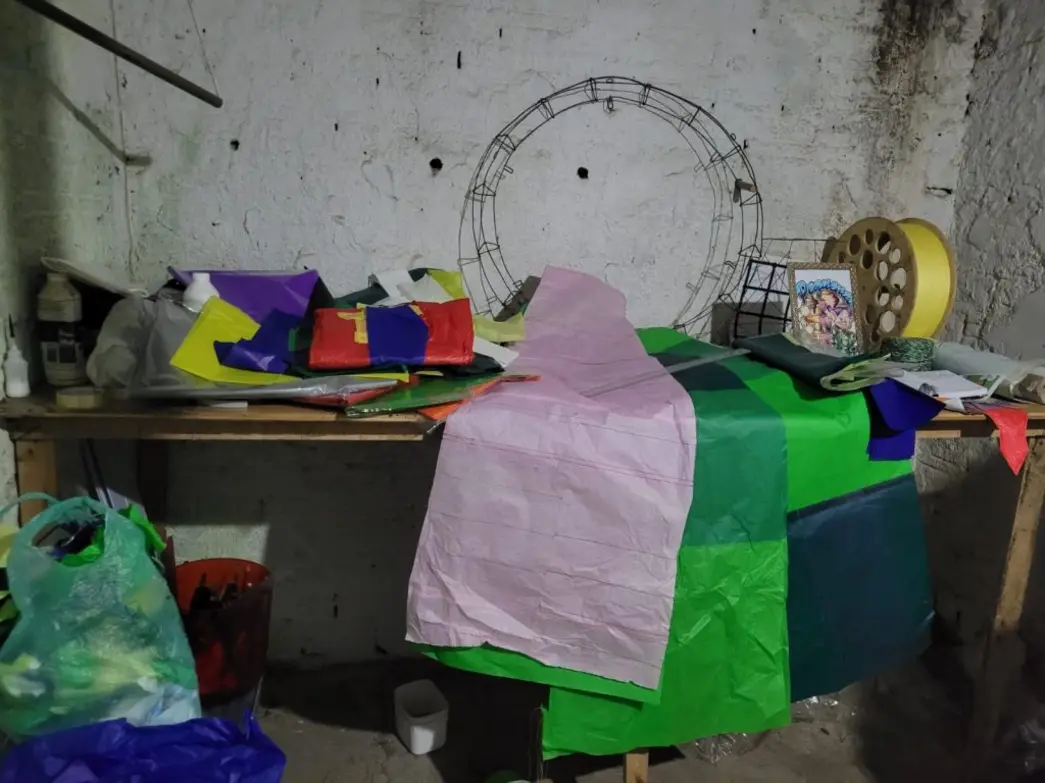 Polícia Ambiental fecha duas fábricas clandestinas de balões na zona leste de SP. 88 balões apreendidos e R$ 900 mil em multas aplicadas por descumprimento de normas ambientais e de segurança.