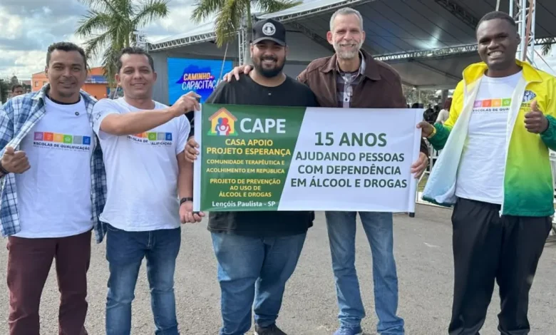 Em Lençóis Paulista, formatura do "Caminho da Capacitação" celebrou superação de alunos em reabilitação. Relatos inspiradores de transformações e recomeços marcaram a cerimônia, que simboliza um futuro promissor para os participantes.