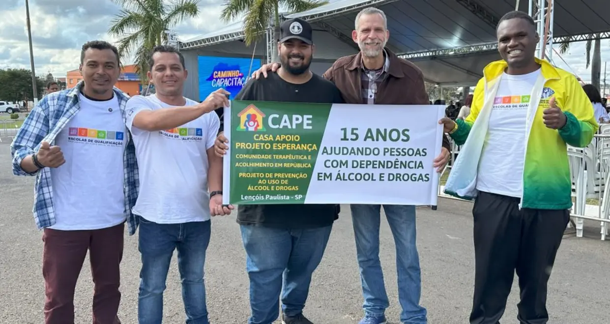 Em Lençóis Paulista, formatura do "Caminho da Capacitação" celebrou superação de alunos em reabilitação. Relatos inspiradores de transformações e recomeços marcaram a cerimônia, que simboliza um futuro promissor para os participantes.